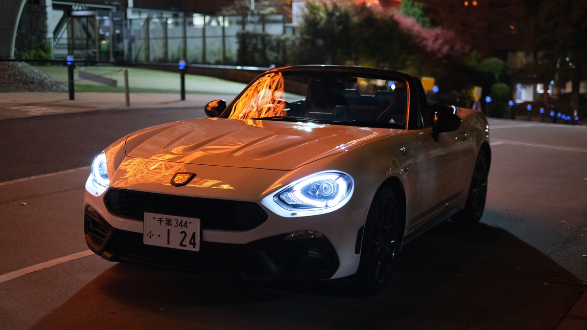 夜の街で撮影されたアバルト