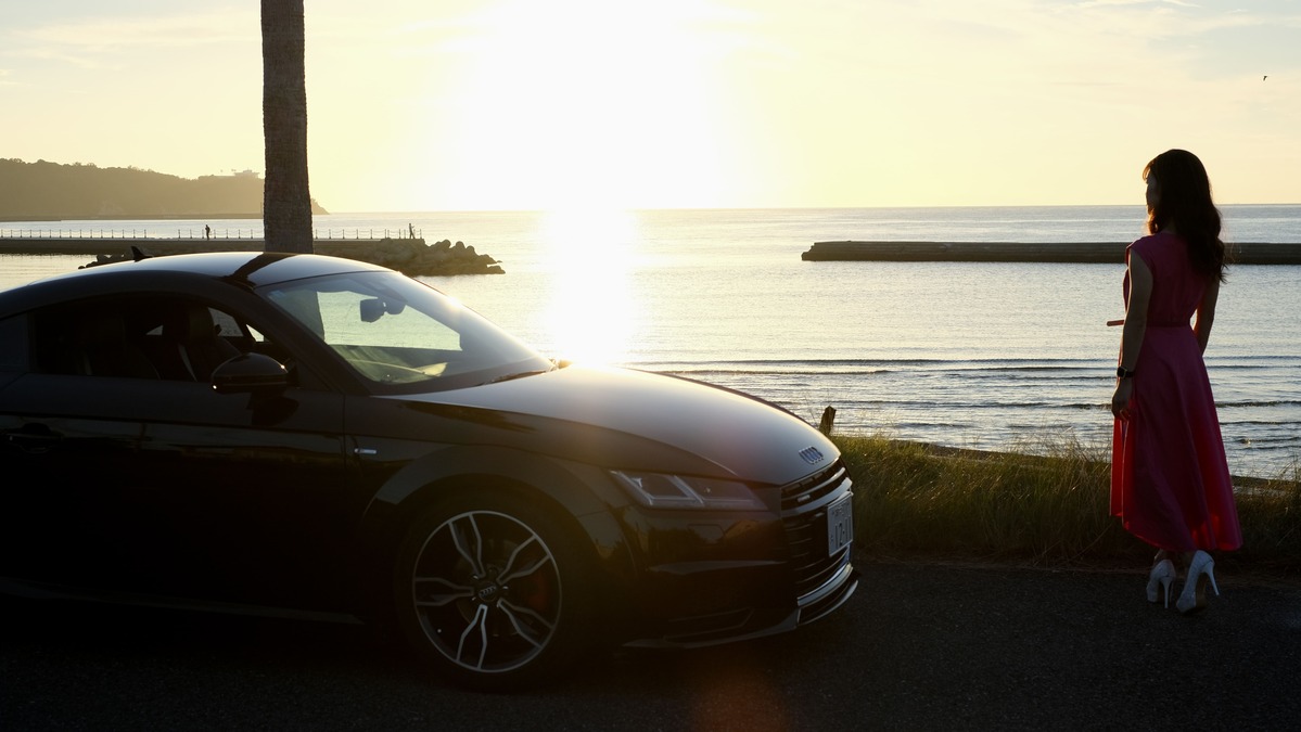 夕景の中で撮影された愛車とオーナー